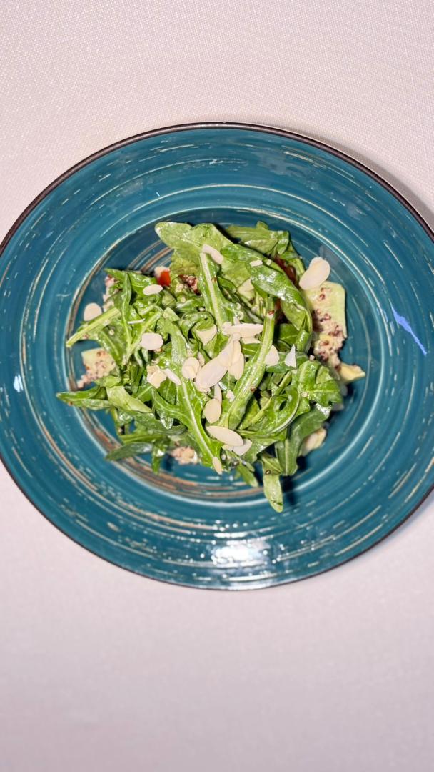 Салат с киноа и авокадо