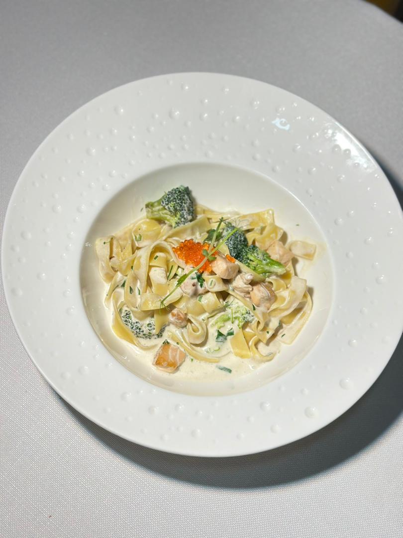 Фетучини с семгой и брокколи