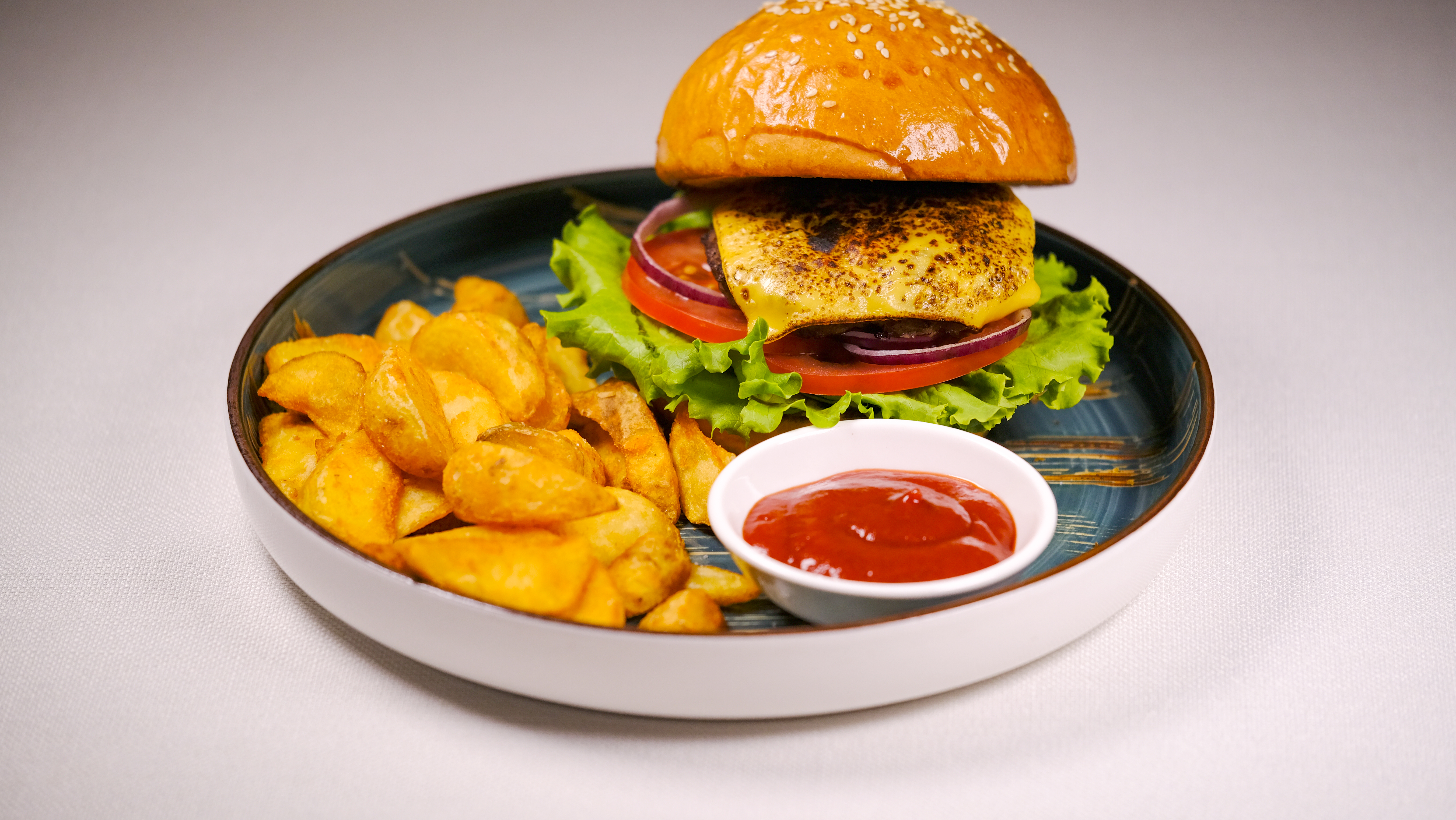 Чизбургер с картофелем по-деревенски гов/кур