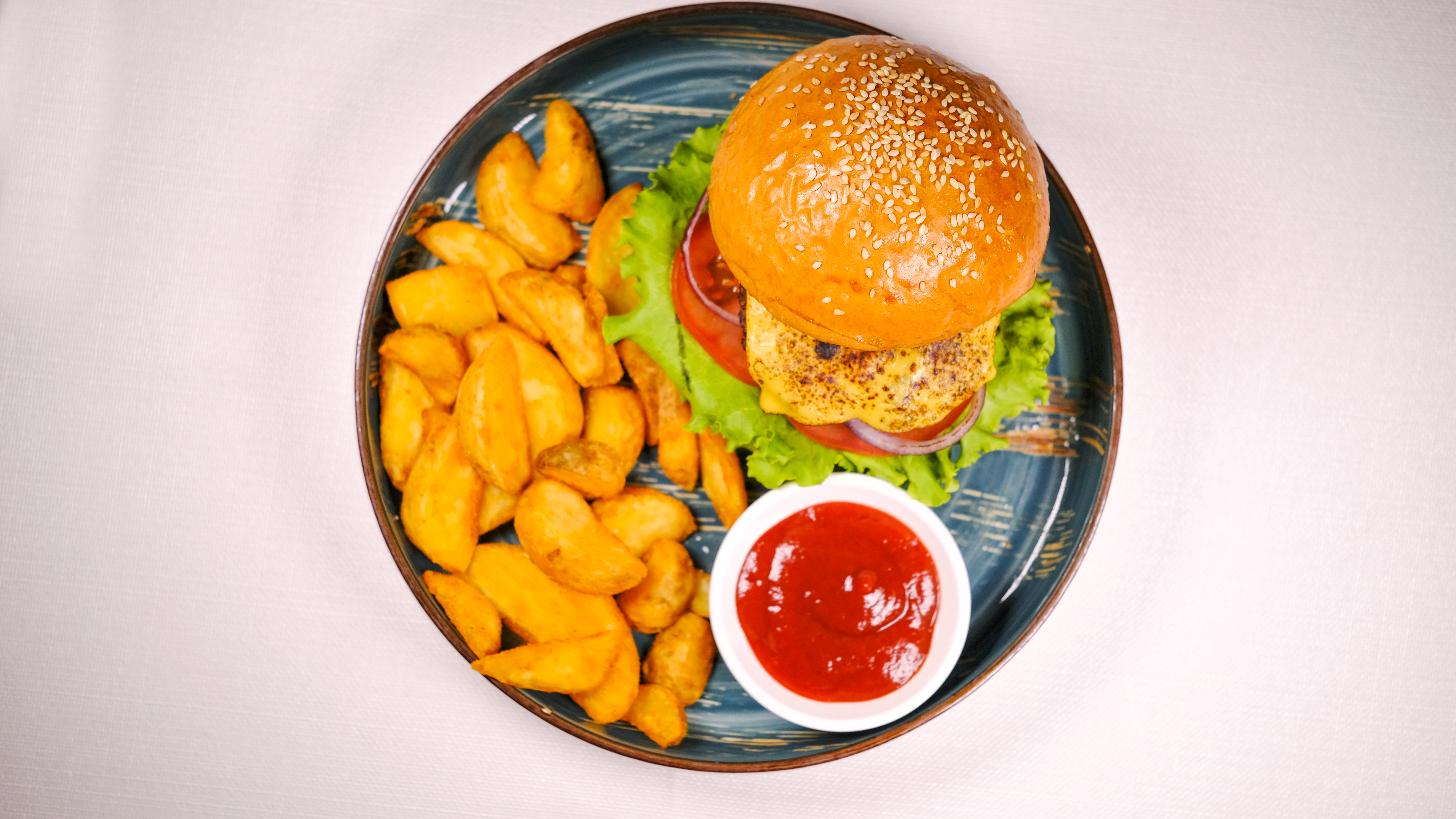 Мини чизбургер с картофелем по-деревенски гов/кур