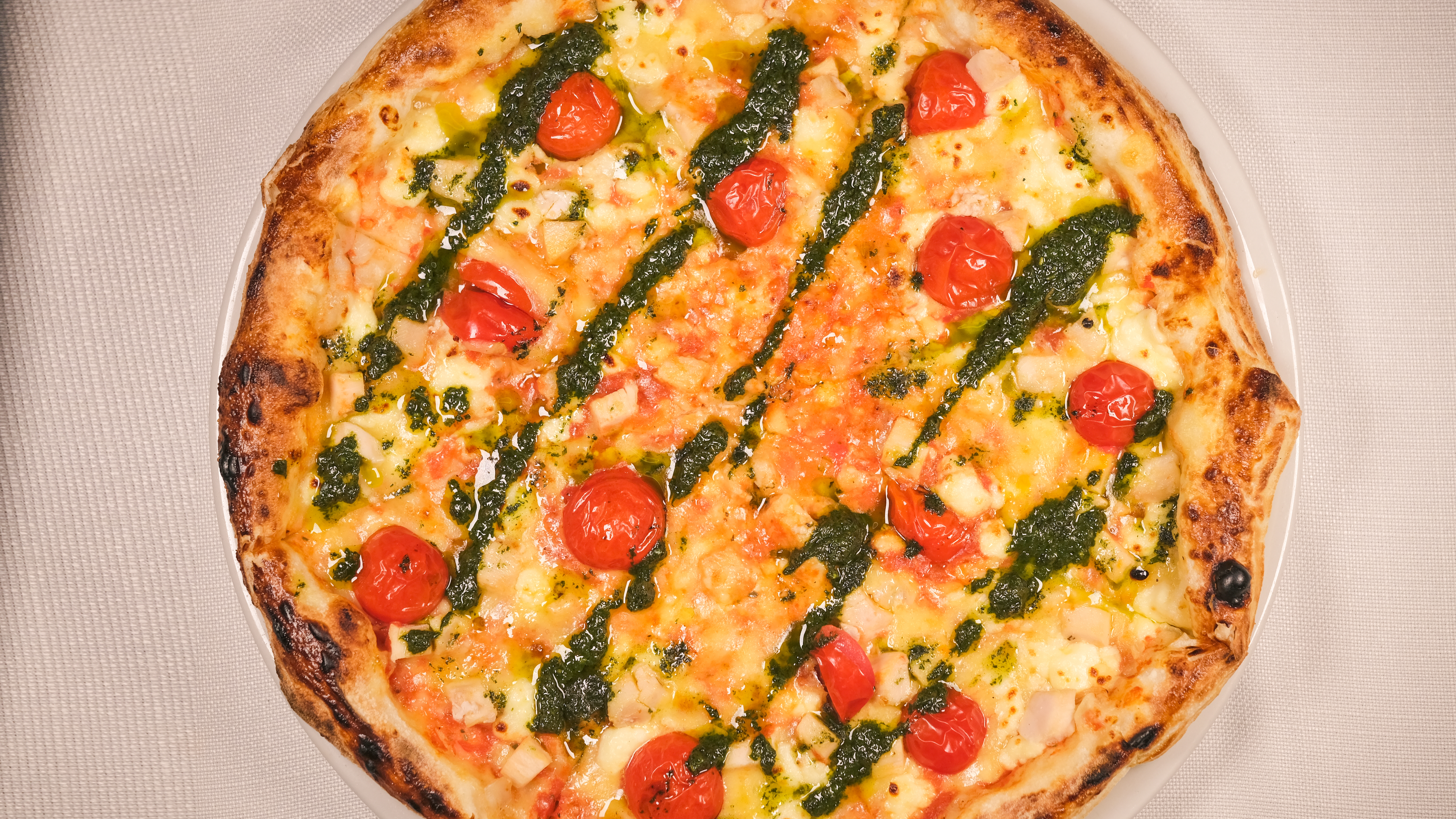 Пицца с соусом песто